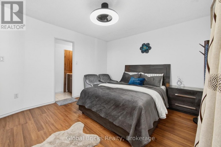 1904 - 380 DIXON ROAD, Toronto (Kingsview Village-The Westway), Ontario, M9R1T3