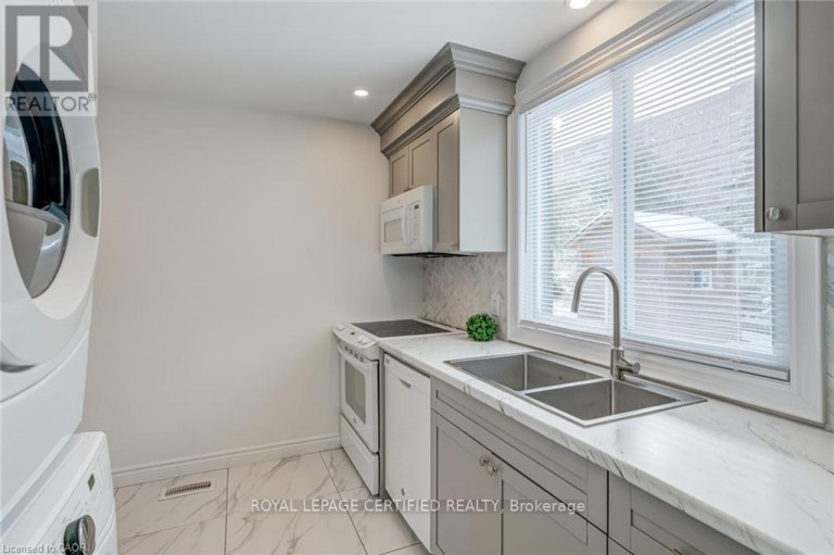 54 DUNCOMBE DRIVE, Hamilton (Hill Park), Ontario, L9A2G2