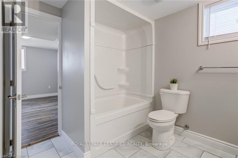 54 DUNCOMBE DRIVE, Hamilton (Hill Park), Ontario, L9A2G2