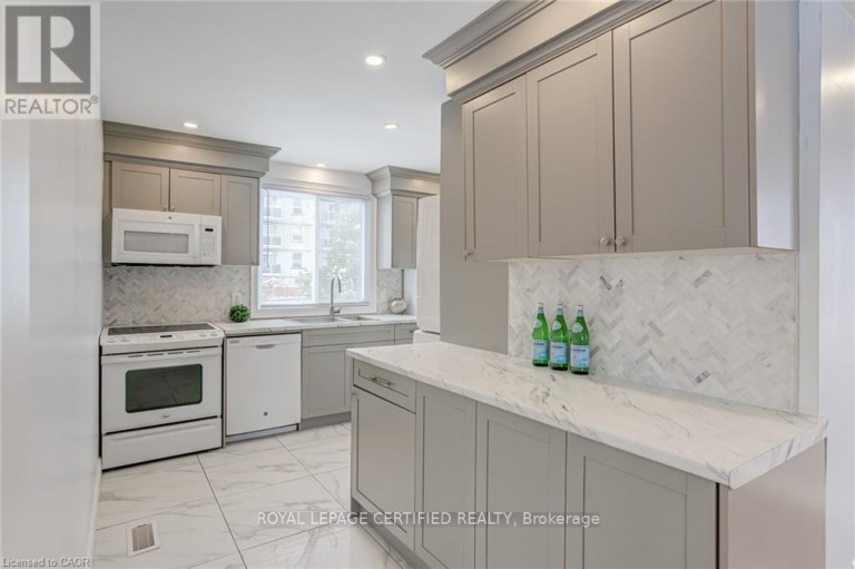 54 DUNCOMBE DRIVE, Hamilton (Hill Park), Ontario, L9A2G2