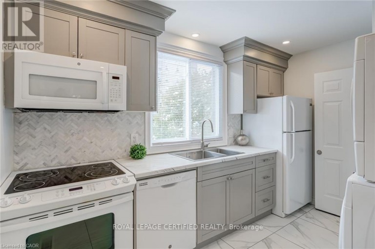 54 DUNCOMBE DRIVE, Hamilton (Hill Park), Ontario, L9A2G2