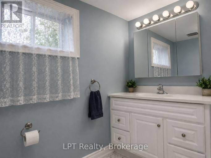 256 FAREWELL STREET, Oshawa (Donevan), Ontario, L1H6L9