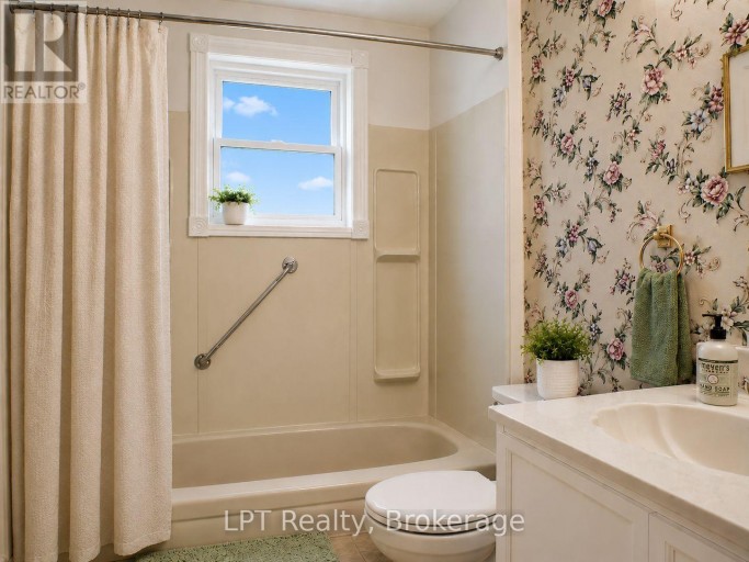 256 FAREWELL STREET, Oshawa (Donevan), Ontario, L1H6L9