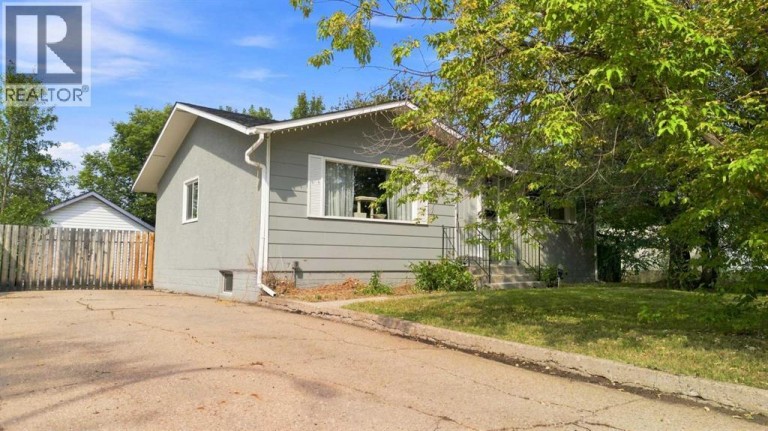 9822 80 Avenue, Grande Prairie, Alberta, T8V3S5