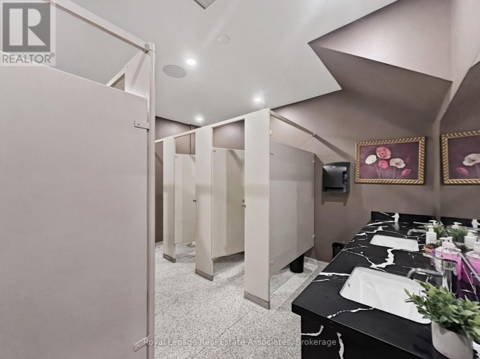 1850 DUNDAS STREET, Mississauga (Dixie), Ontario, L4X1L9