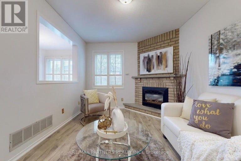 15 RIBBLESDALE DRIVE, Whitby (Pringle Creek), Ontario, L1N6Z3