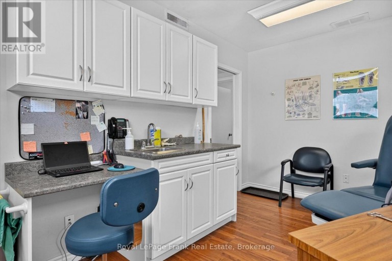 308 CHARLOTTE STREET, Peterborough (Town Ward 3), Ontario, K9J2V7