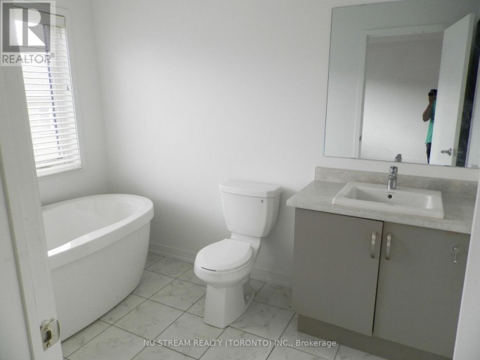 208 HARDING PARK STREET, Newmarket (Glenway Estates), Ontario, L3Y0E3