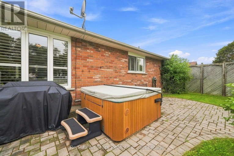 22 HALLETT CRESCENT, Kawartha Lakes (Mariposa), Ontario, K0M2C0