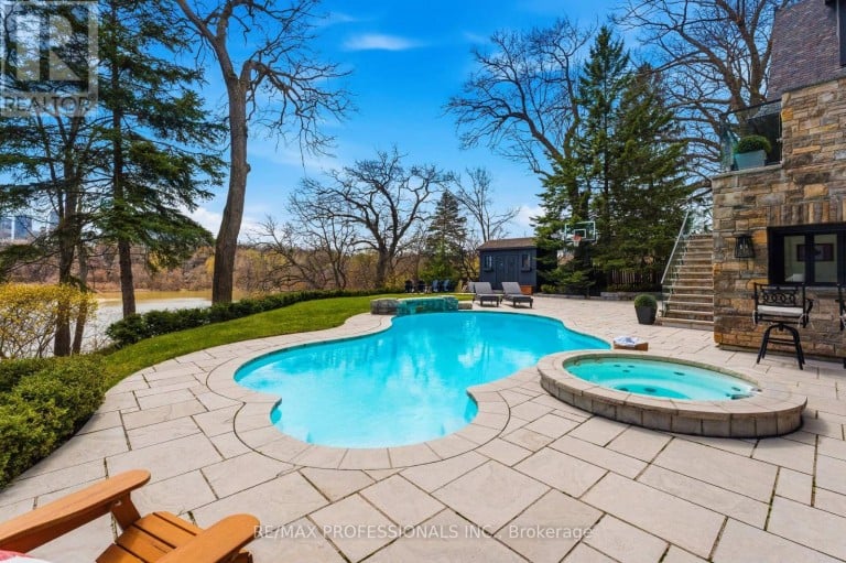23 RIVERSIDE CRESCENT, Toronto (High Park-Swansea), Ontario, M6S1B5