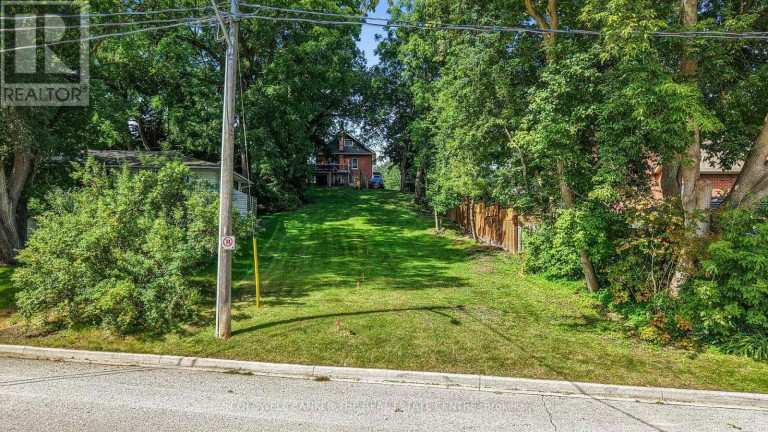 190 CHARLOTTE STREET S, Newmarket (Gorham-College Manor), Ontario, L3Y3S8