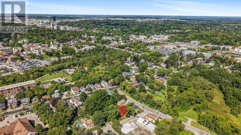190 CHARLOTTE STREET S, Newmarket (Gorham-College Manor), Ontario, L3Y3S8