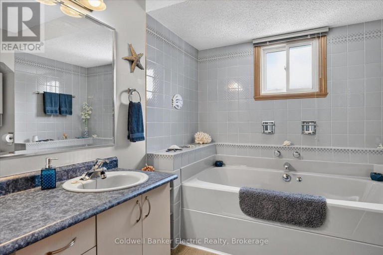 948 SMITHSIDE COURT, Peterborough (Monaghan Ward 2), Ontario, K9J8E2