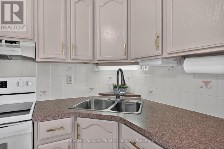 948 SMITHSIDE COURT, Peterborough (Monaghan Ward 2), Ontario, K9J8E2