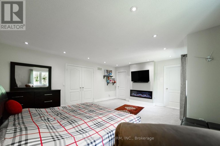 74 REGATTA AVENUE, Richmond Hill (Oak Ridges), Ontario, L4E4R1