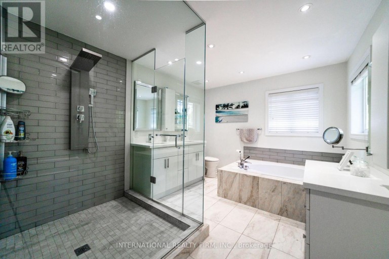 74 REGATTA AVENUE, Richmond Hill (Oak Ridges), Ontario, L4E4R1