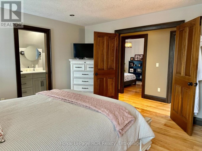 241 4TH STREET CRESCENT, Hanover, Ontario, N4N3S9