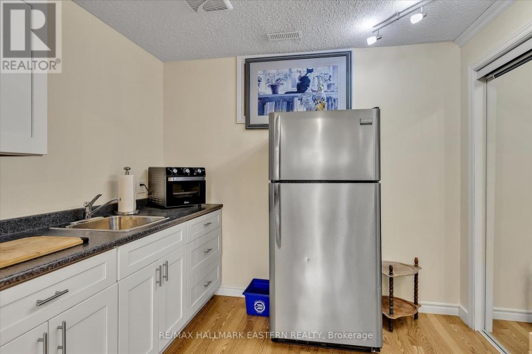 959 GOLFVIEW ROAD, Peterborough (Otonabee Ward 1), Ontario, K9J7W2
