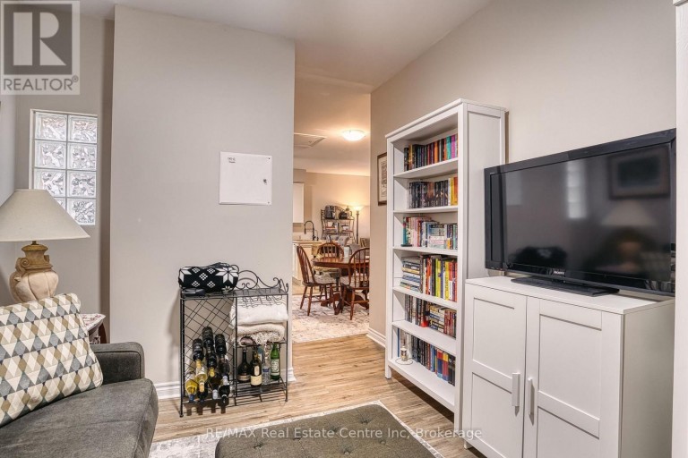 102 - 760 WOODHILL DRIVE, Centre Wellington (Fergus), Ontario, N1M3W5