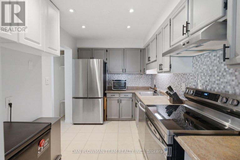 32 - 11 LIVONIA PLACE, Toronto (Morningside), Ontario, M1E4W5