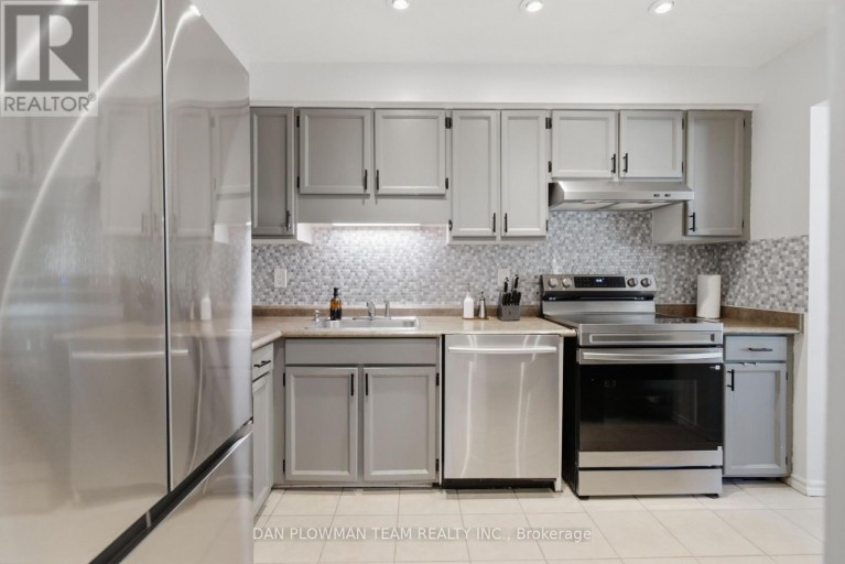32 - 11 LIVONIA PLACE, Toronto (Morningside), Ontario, M1E4W5