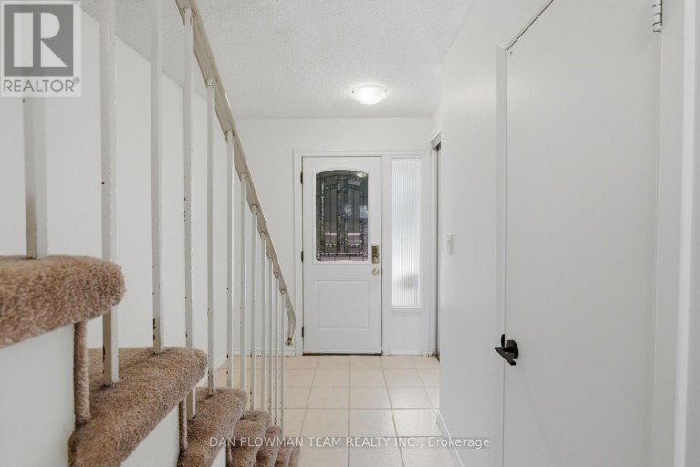 32 - 11 LIVONIA PLACE, Toronto (Morningside), Ontario, M1E4W5