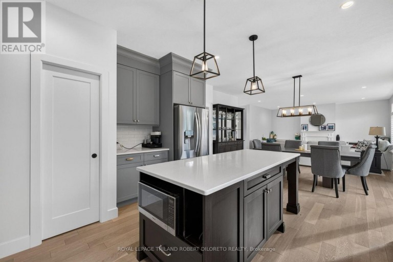734 RADISSON LANE, Strathroy-Caradoc (Mount Brydges), Ontario, N0L1W0