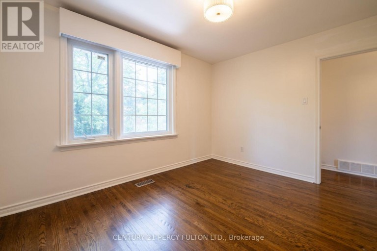 6 DONNA COURT, Toronto (Newtonbrook East), Ontario, M2M2C8