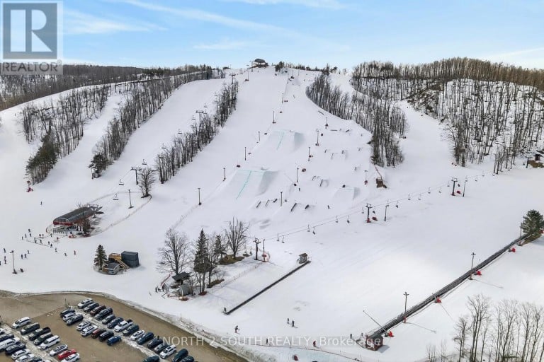 4 BOVILLE COURT, Oro-Medonte (Horseshoe Valley), Ontario, L0L2L0