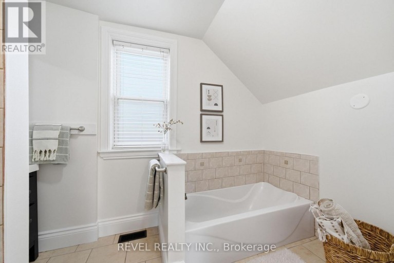 52 CAMBRIDGE STREET N, Kawartha Lakes (Lindsay), Ontario, K9V4C7