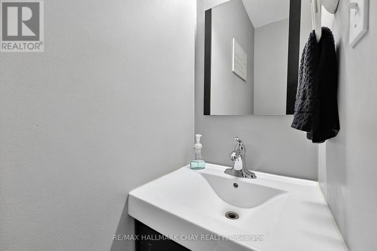 133 DAPHNE CRESCENT, Barrie (Cundles East), Ontario, L4M2Y7