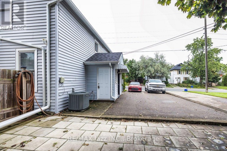 EAST - 97 ADELAIDE AVENUE E, Oshawa (O'Neill), Ontario, L1G1Z2