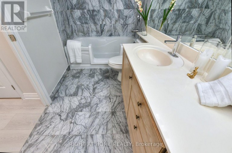 215 - 3181 BAYVIEW AVENUE, Toronto (Bayview Woods-Steeles), Ontario, M2K2Y2