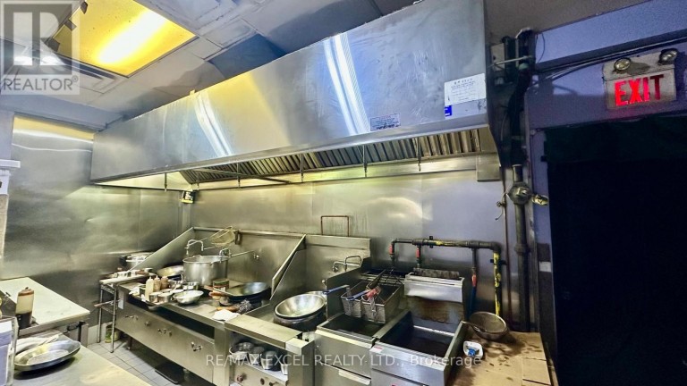 8 - 62 OVERLEA BOULEVARD, Toronto (Thorncliffe Park), Ontario, M4H1C4