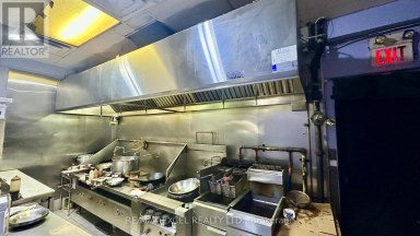 8 - 62 OVERLEA BOULEVARD Toronto (Thorncliffe Park) Ontario photo 5