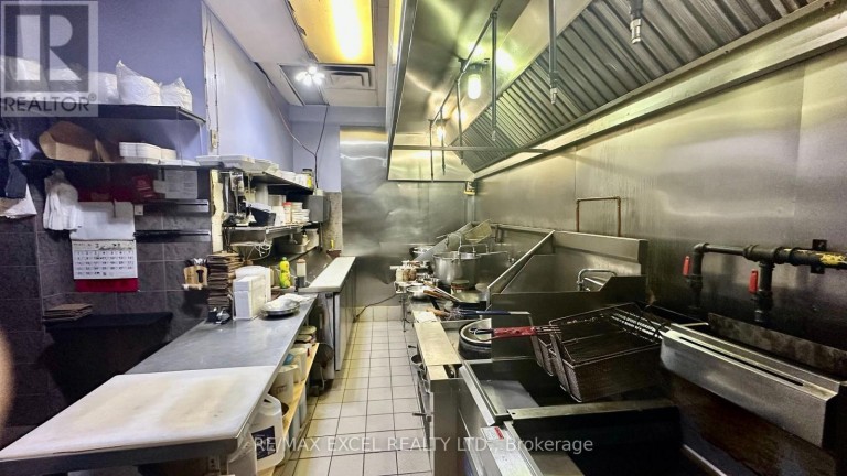 8 - 62 OVERLEA BOULEVARD, Toronto (Thorncliffe Park), Ontario, M4H1C4