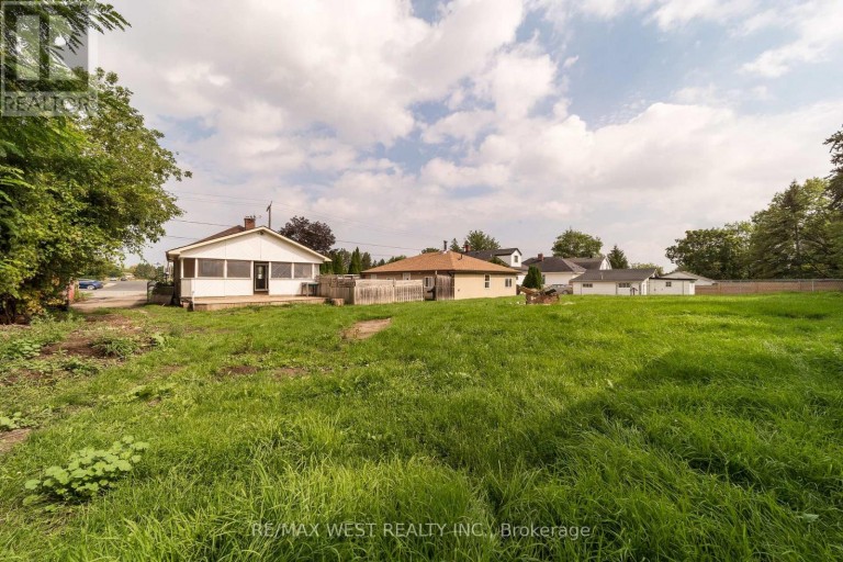 7826 YONGE STREET, Innisfil (Stroud), Ontario, L9S1L4
