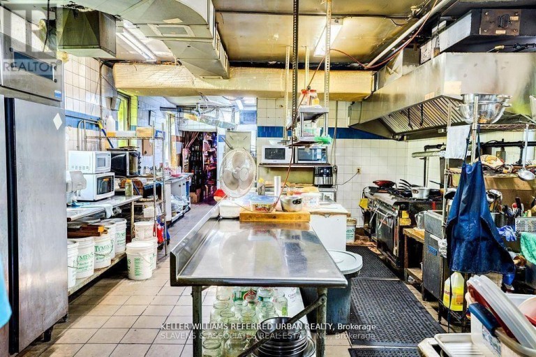 165 RONCESVALLES AVENUE, Toronto (Roncesvalles), Ontario, M6R2L3