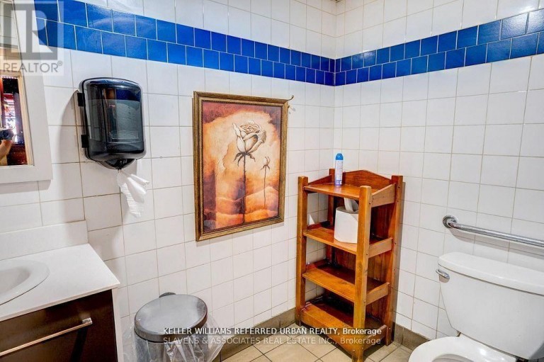 165 RONCESVALLES AVENUE, Toronto (Roncesvalles), Ontario, M6R2L3