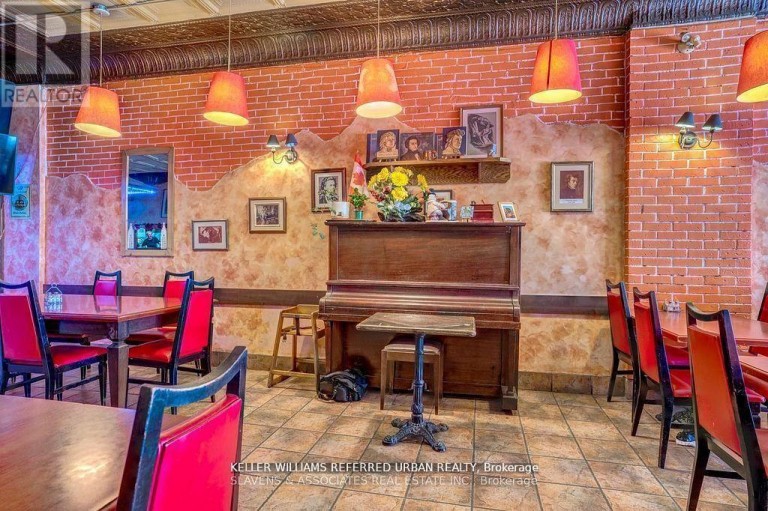165 RONCESVALLES AVENUE, Toronto (Roncesvalles), Ontario, M6R2L3