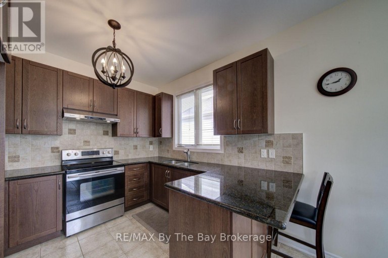 11 GRAND POPLAR LANE, Wasaga Beach, Ontario, L9Z0C7