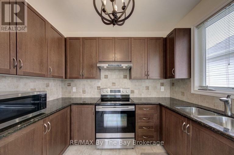 11 GRAND POPLAR LANE, Wasaga Beach, Ontario, L9Z0C7