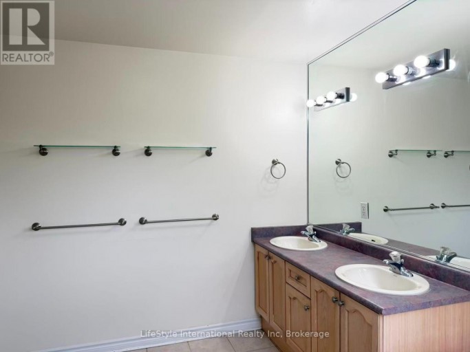 MAIN UNIT - 16 LYNCH CIRCLE, Guelph (Pineridge/Westminster Woods), Ontario, N1L1R5