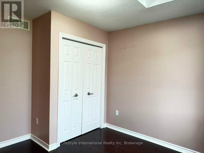 MAIN UNIT - 16 LYNCH CIRCLE, Guelph (Pineridge/Westminster Woods), Ontario, N1L1R5