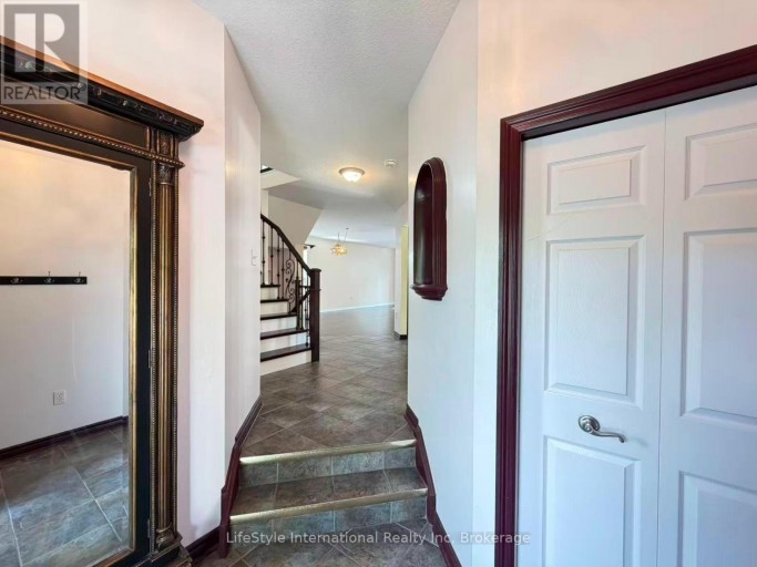 MAIN UNIT - 16 LYNCH CIRCLE, Guelph (Pineridge/Westminster Woods), Ontario, N1L1R5