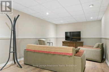 18 CONGER PLACE Belleville (Belleville Ward) Ontario photo 32