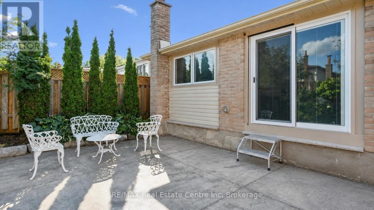 12 MCCARTNEY ROAD, Guelph (Willow West/Sugarbush/West Acres), Ontario, N1K1M8