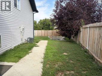 24 Pleasant Park Court W Brooks Alberta photo 3