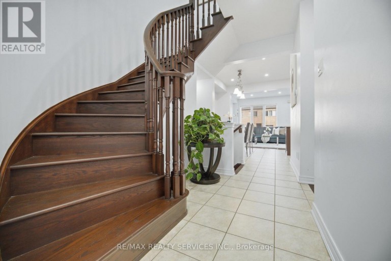 18 SEEDLAND CRESCENT, Brampton (Sandringham-Wellington), Ontario, L6R0Z5