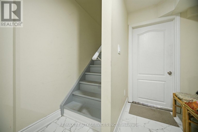 18 SEEDLAND CRESCENT, Brampton (Sandringham-Wellington), Ontario, L6R0Z5
